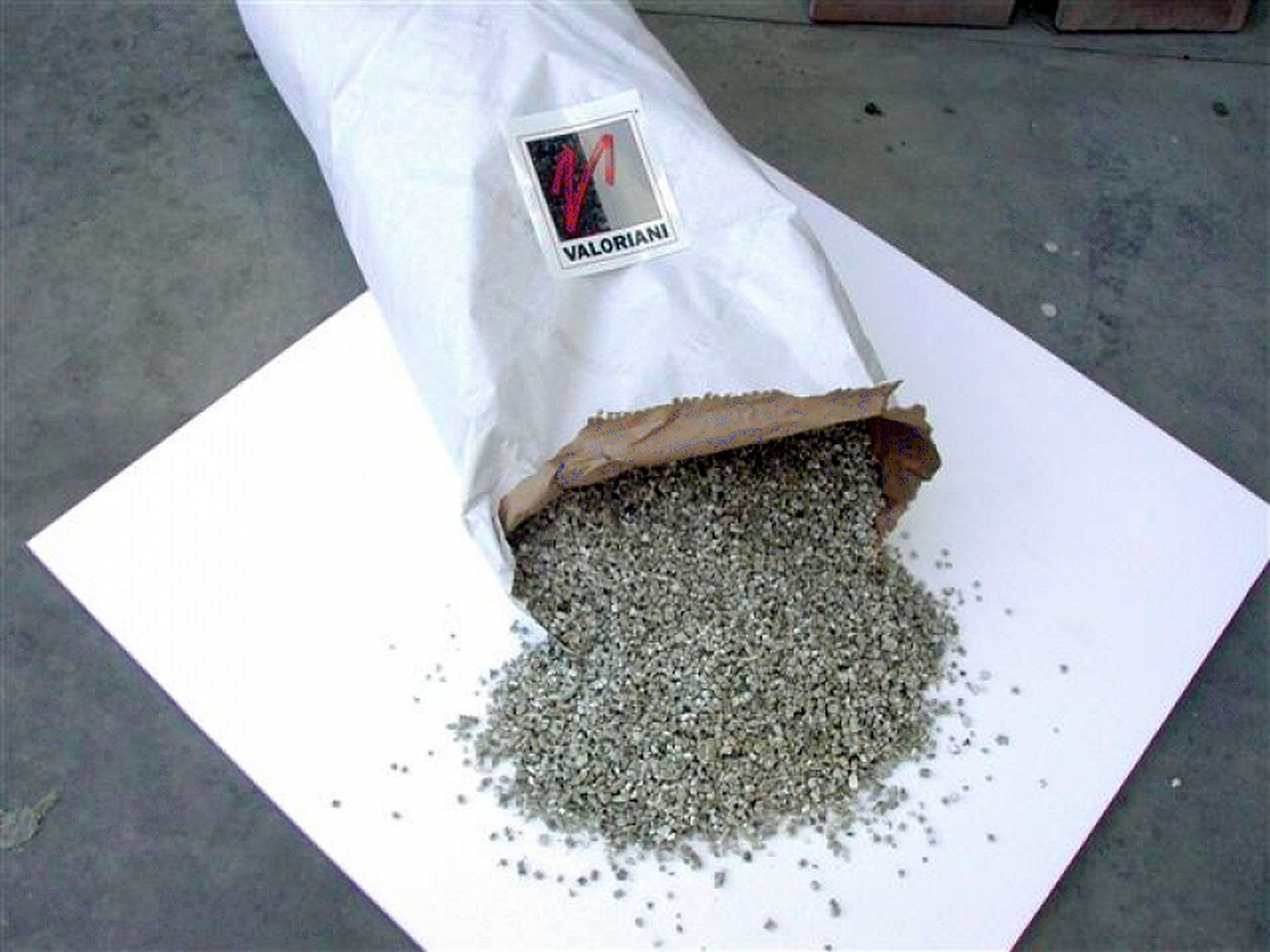 Isolierung Vermiculite Schüttung für Holzbacköfen, Steinbacköfen und Pizzaöfen, leicht zu verarbeiten.