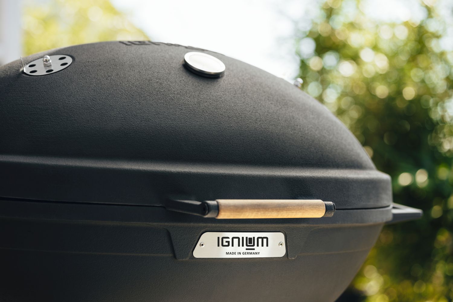 IGNIUM TARAN Gourmet Grill Feuerstelle Design und beste Materialien wie Gusseisen und heimische Eiche für höchste Ansprüche 